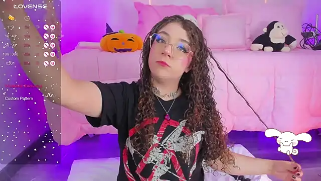 Snapshot of hannacutegod chatting on 10.25.25 hannacutegod online show from 10.25.25