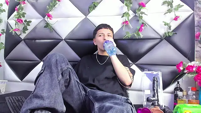 Snapshot of Megan_Thompson_ chatting on 10.29.25 Megan Thompson  online show from 10.29.25