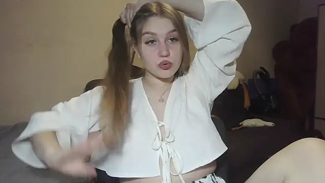 Snapshot of yourhoney_Lola_ chatting on 10.25.25 yourhoney Lola online show from 10.25.25