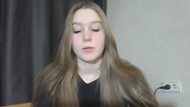 Snapshot of yourhoney_Lola_ chatting on 11.28.25 yourhoney Lola online show from 11.28.25