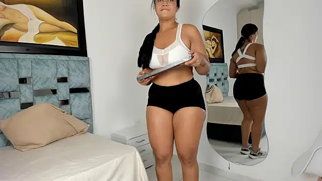 Snapshot of tamara_lovv chatting on 09.29.25 tamara lovv online show from 09.29.25