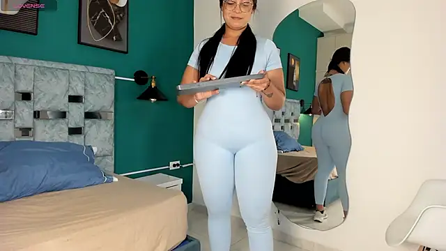 Snapshot of tamara_lovv chatting on 11.28.25 tamara lovv online show from 11.28.25