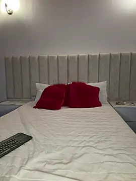 Mia Roswell online show from 02.13.26