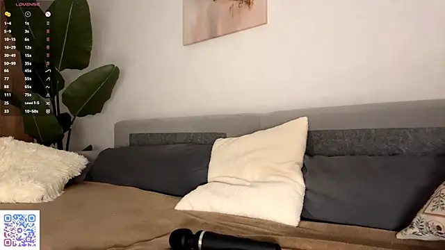 Snapshot of PetulaGunton chatting on 03.27.26 PetulaGunton online show from 03.27.26