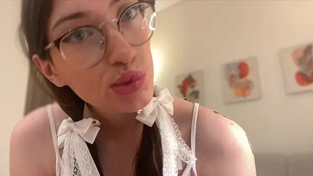 Snapshot of Kelly_Berry__ chatting on 11.26.25 Kelly Berry online show from 11.26.25