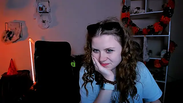 Snapshot of foxy_tease_ chatting on 10.22.25 foxy tease online show from 10.22.25