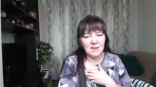 Snapshot of Illusionq chatting on 10.06.25 Illusionq online show from 10.06.25