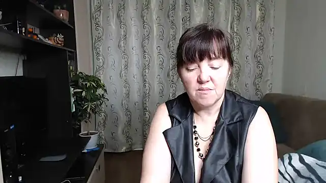 Snapshot of Illusionq chatting on 10.10.25 Illusionq online show from 10.10.25