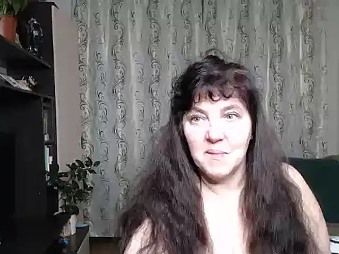 Snapshot of Illusionq chatting on 12.04.25 Illusionq online show from 12.04.25