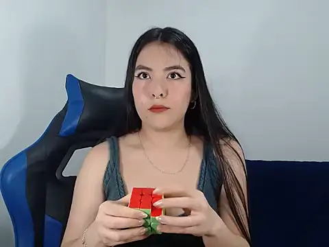 EloiseJun online show from 11.19.25