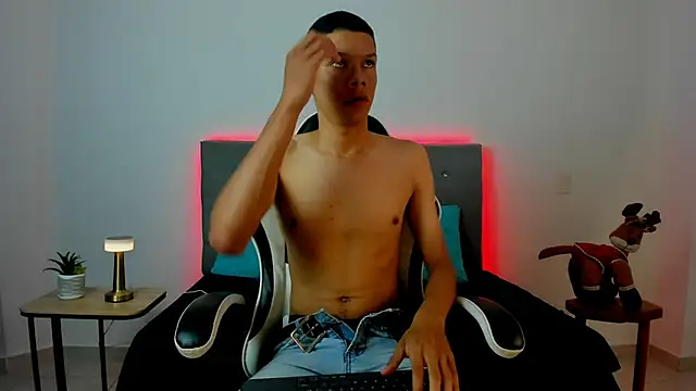 Snapshot of milo_cruz chatting on 11.21.25 milo cruz online show from 11.21.25