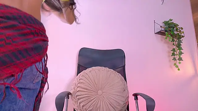 TiffValentinee  online show from 10.13.25