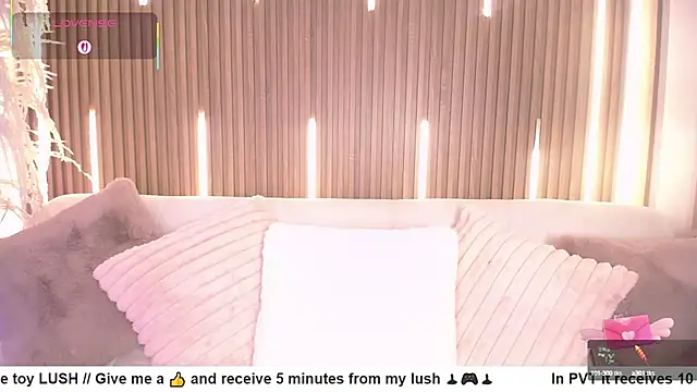 Snapshot of MylaDreams chatting on 09.24.25 MylaDreams online show from 09.24.25