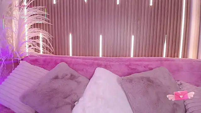 Snapshot of MylaDreams chatting on 10.04.25 MylaDreams online show from 10.04.25