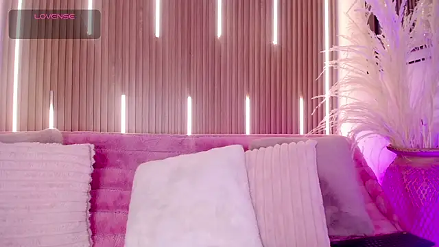 Snapshot of MylaDreams chatting on 11.11.25 MylaDreams online show from 11.11.25