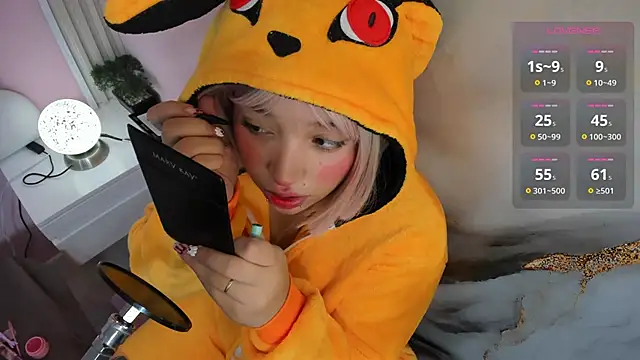 Snapshot of hinata_dolly chatting on 10.25.25 hinata dolly online show from 10.25.25