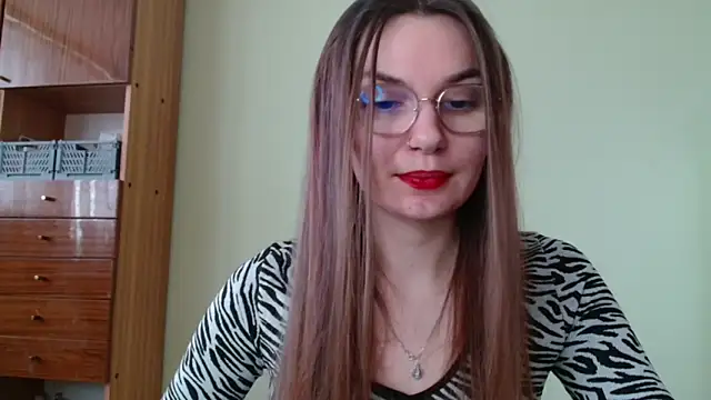 Snapshot of LooveELLYx chatting on 02.21.25 LooveELLYx online show from 02.21.25