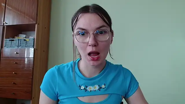 Snapshot of LooveELLYx chatting on 10.10.25 LooveELLYx online show from 10.10.25