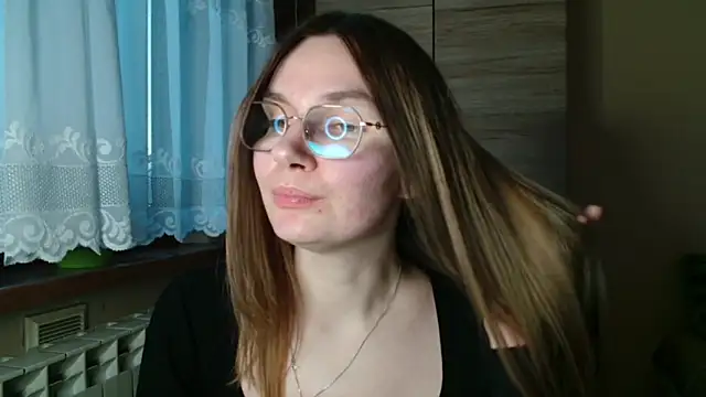 Snapshot of LooveELLYx chatting on 10.29.25 LooveELLYx online show from 10.29.25