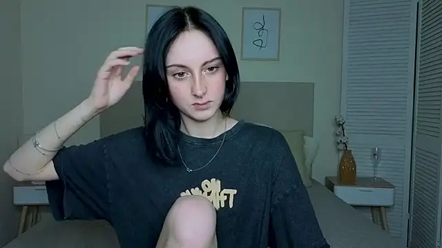 Snapshot of Little_moly999 chatting on 11.12.25 Little moly999 online show from 11.12.25