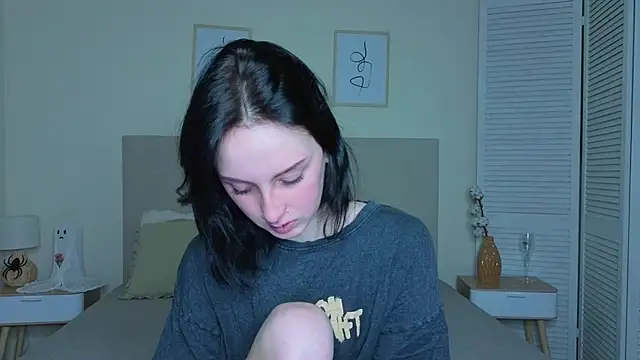 Snapshot of Little_moly999 chatting on 11.17.25 Little moly999 online show from 11.17.25