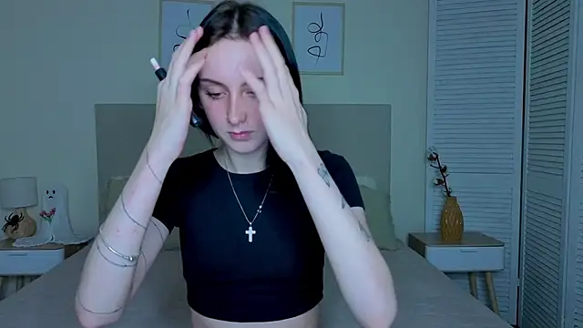 Snapshot of Little_moly999 chatting on 12.13.25 Little moly999 online show from 12.13.25