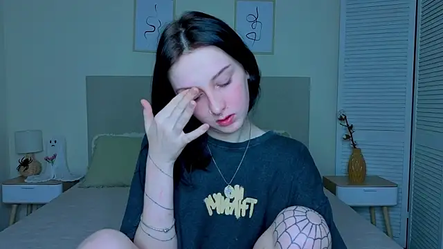 Snapshot of Little_moly999 chatting on 12.16.25 Little moly999 online show from 12.16.25