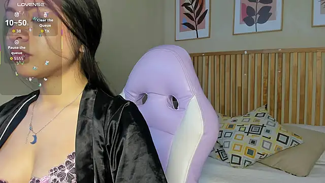 Snapshot of Sky_winter chatting on 10.27.25 Sky winter online show from 10.27.25