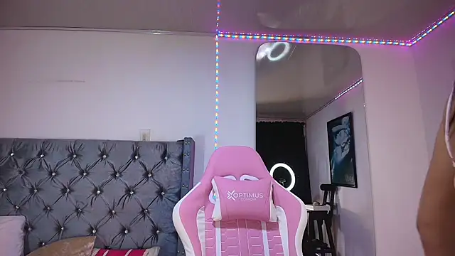 Snapshot of GraceWallace_ chatting on 11.01.25 GraceWallace online show from 11.01.25