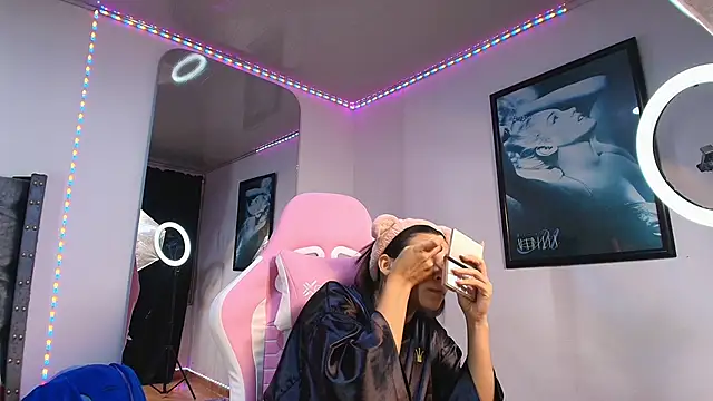 Snapshot of GraceWallace_ chatting on 11.09.25 GraceWallace online show from 11.09.25