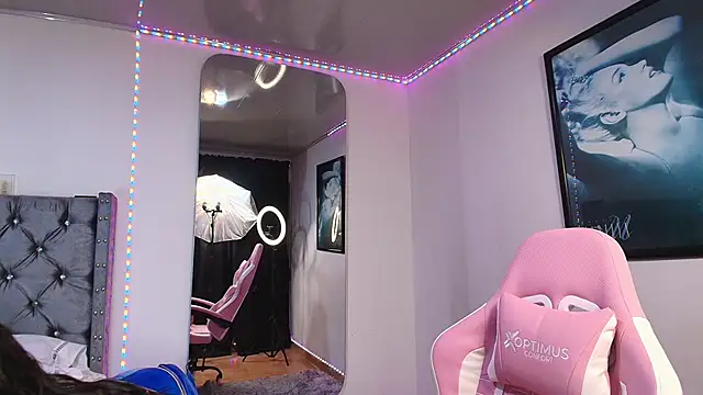 Snapshot of GraceWallace_ chatting on 11.13.25 GraceWallace online show from 11.13.25