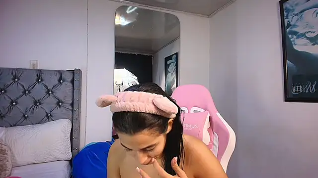 Snapshot of GraceWallace_ chatting on 11.15.25 GraceWallace online show from 11.15.25