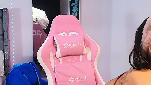 Snapshot of GraceWallace_ chatting on 11.20.25 GraceWallace online show from 11.20.25