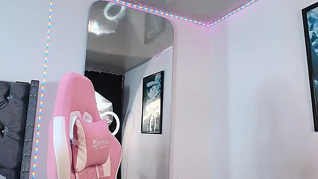 Snapshot of GraceWallace_ chatting on 11.22.25 GraceWallace online show from 11.22.25