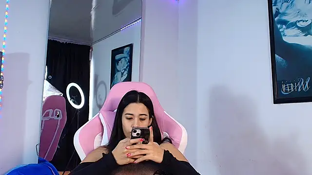 Snapshot of GraceWallace_ chatting on 12.14.25 GraceWallace online show from 12.14.25