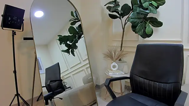 Snapshot of Karlla_Brown chatting on 09.13.25 Karlla Brown online show from 09.13.25