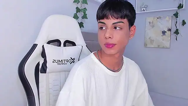 Snapshot of Thomas_wil chatting on 10.15.25 Thomas wil online show from 10.15.25