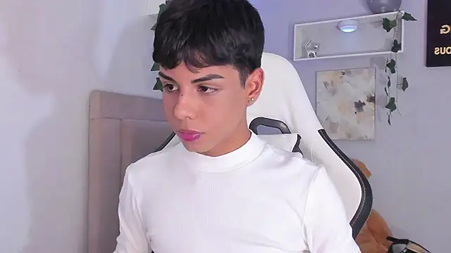 Snapshot of Thomas_wil chatting on 10.18.25 Thomas wil online show from 10.18.25