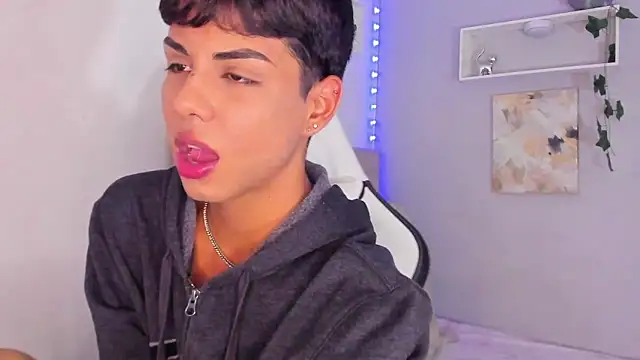 Snapshot of Thomas_wil chatting on 10.20.25 Thomas wil online show from 10.20.25