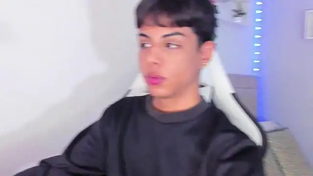 Snapshot of Thomas_wil chatting on 10.24.25 Thomas wil online show from 10.24.25