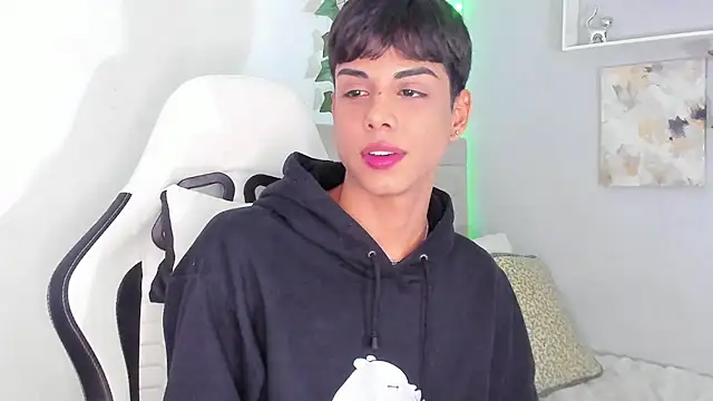 Snapshot of Thomas_wil chatting on 10.26.25 Thomas wil online show from 10.26.25