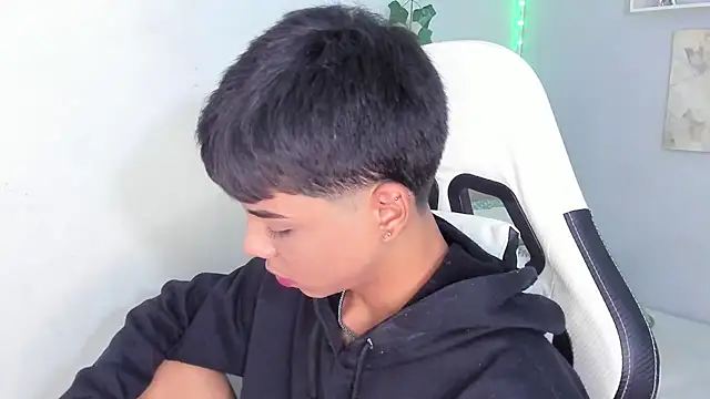 Snapshot of Thomas_wil chatting on 10.29.25 Thomas wil online show from 10.29.25