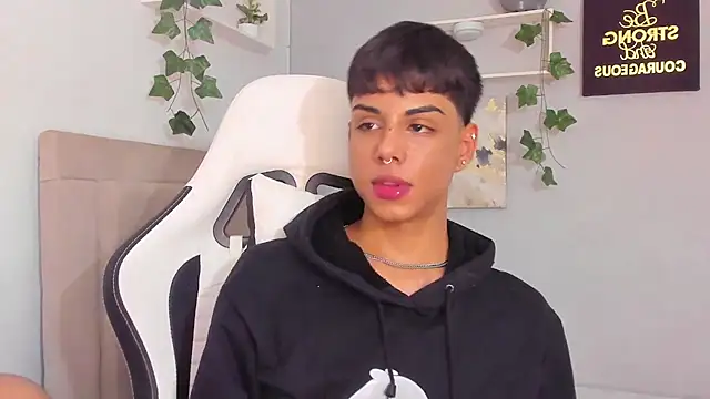 Snapshot of Thomas_wil chatting on 11.13.25 Thomas wil online show from 11.13.25