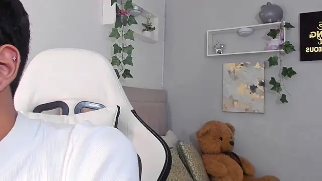 Snapshot of Thomas_wil chatting on 11.18.25 Thomas wil online show from 11.18.25