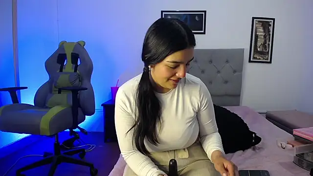 Esmeraldaa- online show from 10.25.25