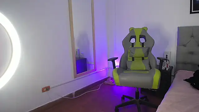 Esmeraldaa- online show from 10.31.25