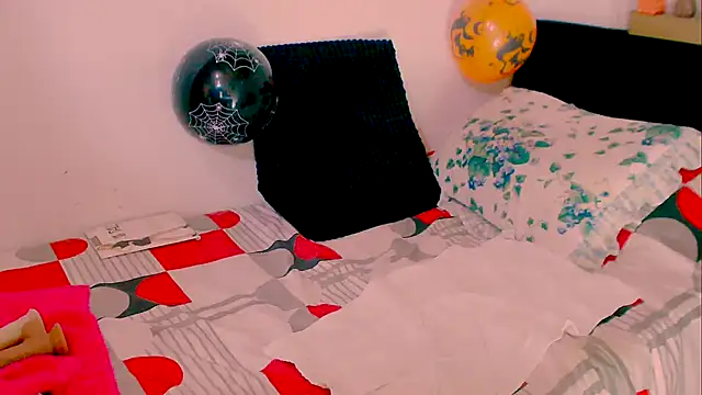 Snapshot of Kendraline1 chatting on 10.30.25 Kendraline1 online show from 10.30.25