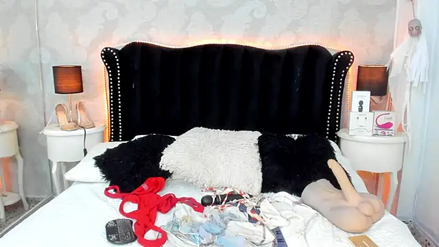 Snapshot of ViictoriaGrey chatting on 10.29.25 ViictoriaGrey online show from 10.29.25