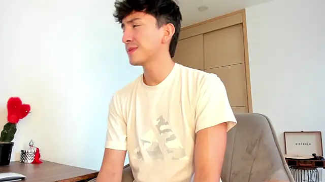 Snapshot of sweettaaron01 chatting on 10.04.25 sweettaaron01 online show from 10.04.25