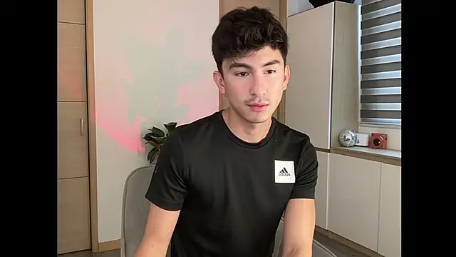 Snapshot of sweettaaron01 chatting on 10.07.25 sweettaaron01 online show from 10.07.25